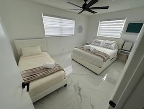 5 bedrooms, iron/ironing board, WiFi, bed sheets - NEW Tropical Haven - Close to Hard Rock Airport and FLL w/ pool (Fort Lauderdale)