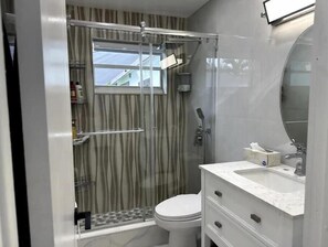 Secadora de cabello, bidet, toallas, jabón