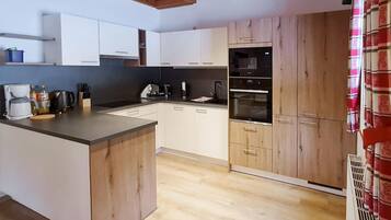 Een koelkast, een oven, een kookplaat, een vaatwasser