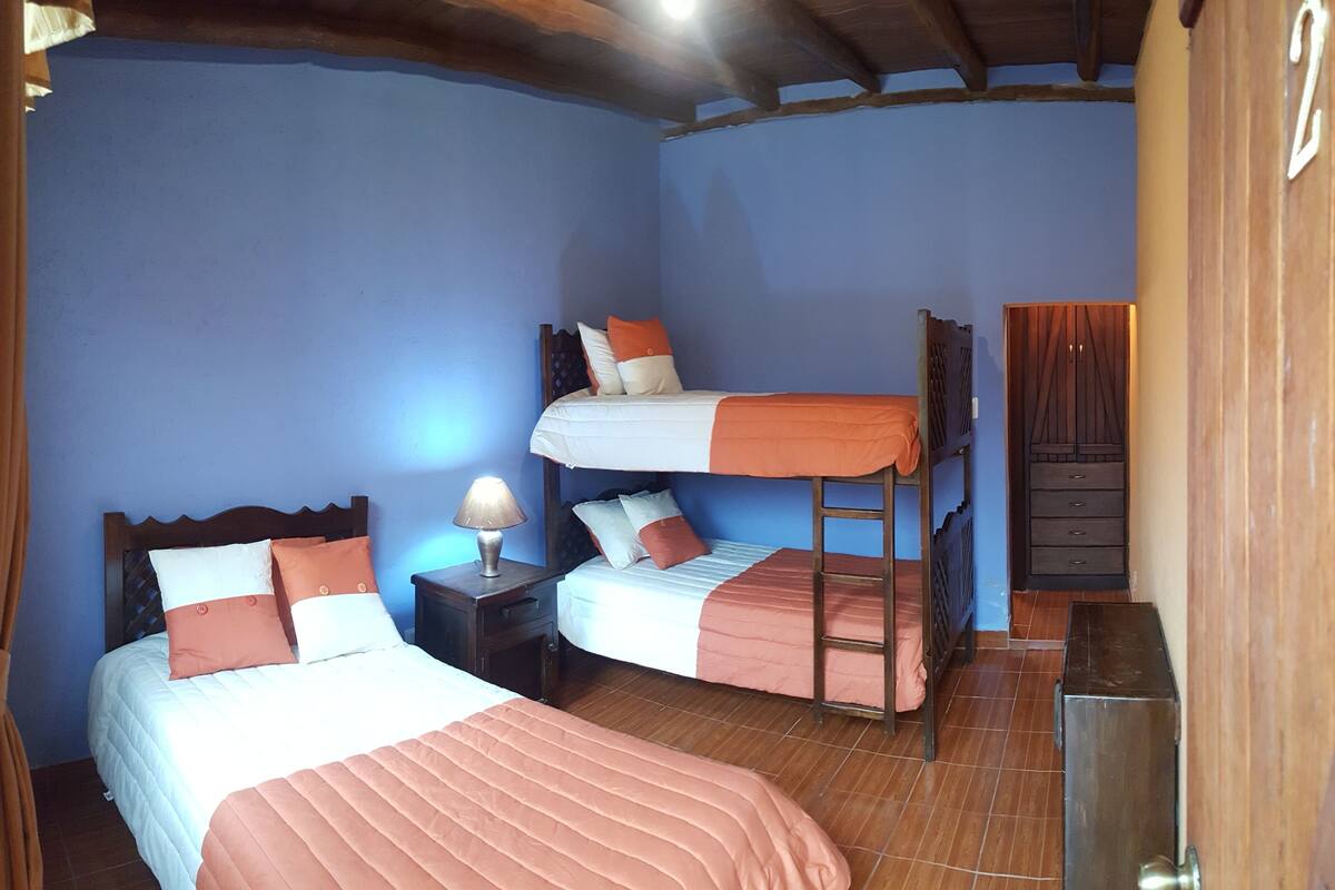 Decoración personalizada, muebles diferentes y wifi gratis