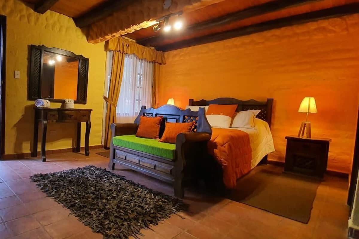 Decoración personalizada, muebles diferentes y wifi gratis