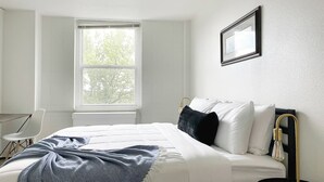 Desk, iron/ironing board, free WiFi, bed sheets - Sleepover | Cozy 1BD/1BA + Gym - Cincinnati (Cincinnati)