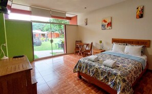 Muebles diferentes, escritorio y wifi gratis 