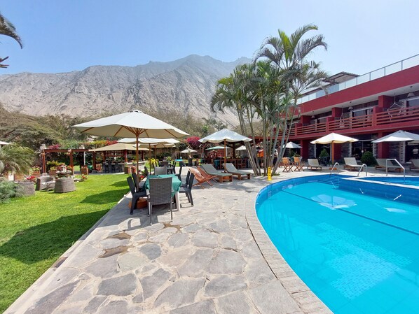 Una piscina al aire libre