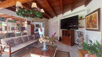 97-Zoll-Flachbildfernseher mit Kabelempfang