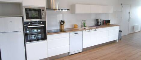 Fridge, dishwasher, toaster, cookware/dishes/utensils