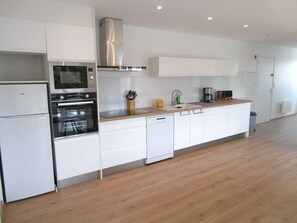 Kühlschrank, Geschirrspüler, Toaster, Kochgeschirr/Geschirr/Besteck