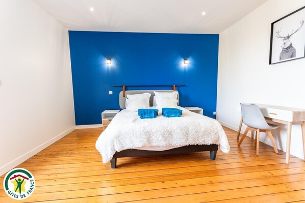 Travel cot, free WiFi, bed sheets