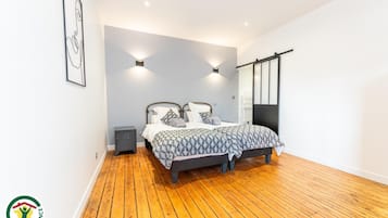 Travel cot, free WiFi, bed sheets