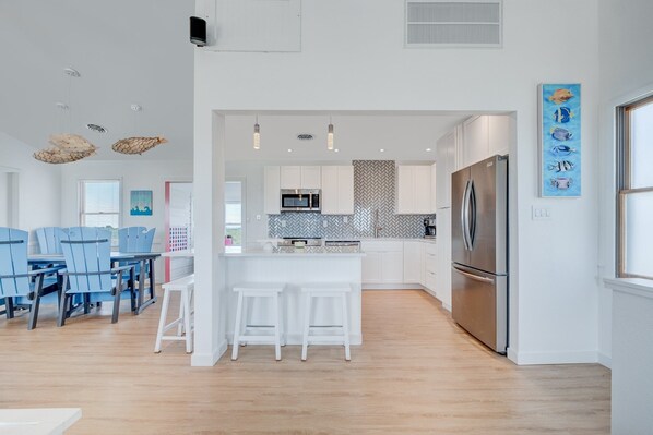 ثلاجة، ميكروويف، فرن، موقد طهي مسطح