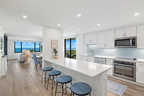 Réfrigérateur, four à micro-ondes, un four, surface de cuisson
