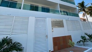 Un edificio moderno de varios pisos, con balcones y ventanas amplias.
