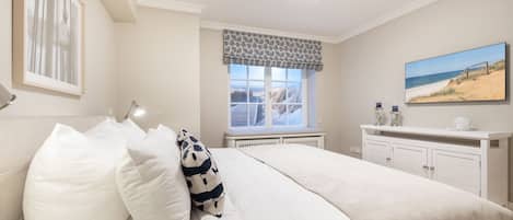 2 bedrooms, desk, iron/ironing board, WiFi