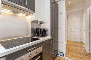 Réfrigérateur, micro-ondes, four, plaque de cuisson