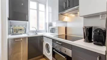 Réfrigérateur, micro-ondes, four, plaque de cuisson