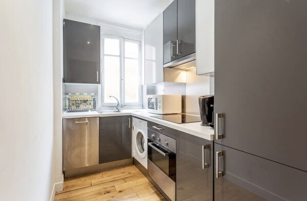 Réfrigérateur, micro-ondes, four, plaque de cuisson