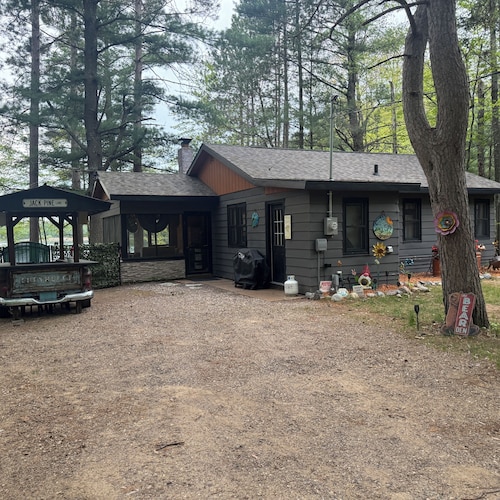 Cabin on lake . Pet friendly