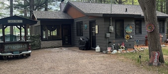 Cabin on lake . Pet friendly 