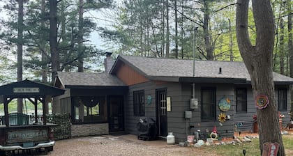 Cabin on lake . Pet friendly