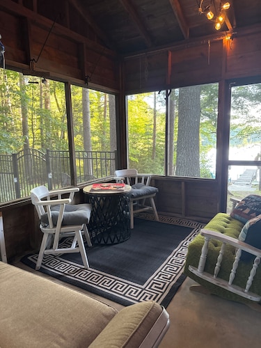 Cabin on lake . Pet friendly 