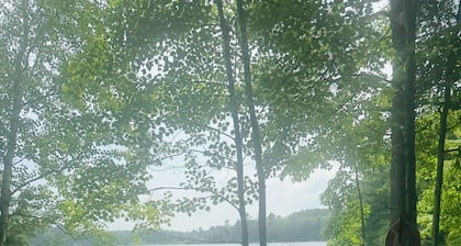 Cabin on lake . Pet friendly