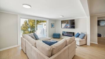 Smart-TV, Kamin, Tischfußball, Bücher