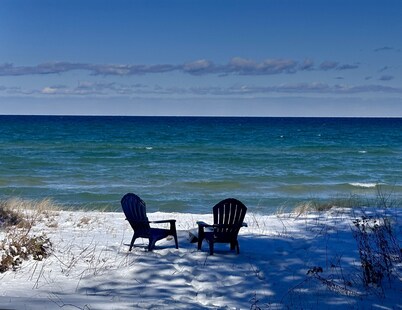Huron Shores Hideaway: Fall Foliage and Lakeside Tranquility