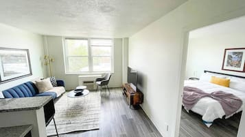 Een bureau, een strijkplank/strijkijzer, gratis wifi, beddengoed