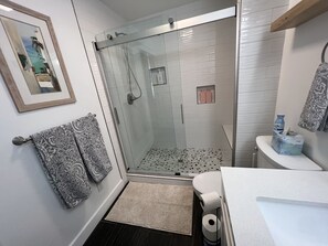 Dusche, Haartrockner, Handtücher, Seife