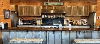Charming farmhouse with 7 bedrooms and WiFi, AC in beautiful England.