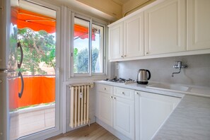 Kjøleskap, mikrobølgeovn, kokeplater og oppvaskmaskin