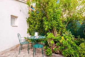 Outdoor dining - Small Studio House with Shared Terrace, Shared Garden and Air Conditioning (cagnes sur mer)