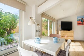 Interior - Small Studio House with Shared Terrace, Shared Garden and Air Conditioning (cagnes sur mer)