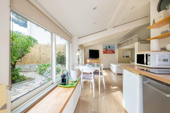 Interior - Small Studio House with Shared Terrace, Shared Garden and Air Conditioning (cagnes sur mer)