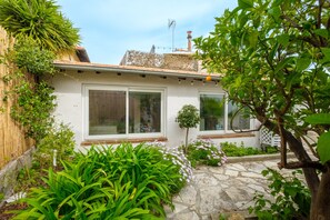 Property grounds - Small Studio House with Shared Terrace, Shared Garden and Air Conditioning (cagnes sur mer)
