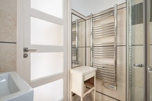 Shower - Small Studio House with Shared Terrace, Shared Garden and Air Conditioning (cagnes sur mer)