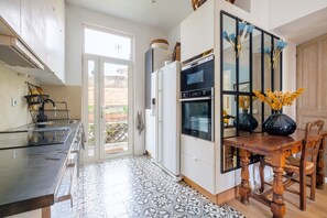 Kühlschrank, Mikrowelle, Ofen, Herdplatte