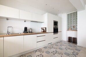 Frigorifero, microonde, forno, piano cottura