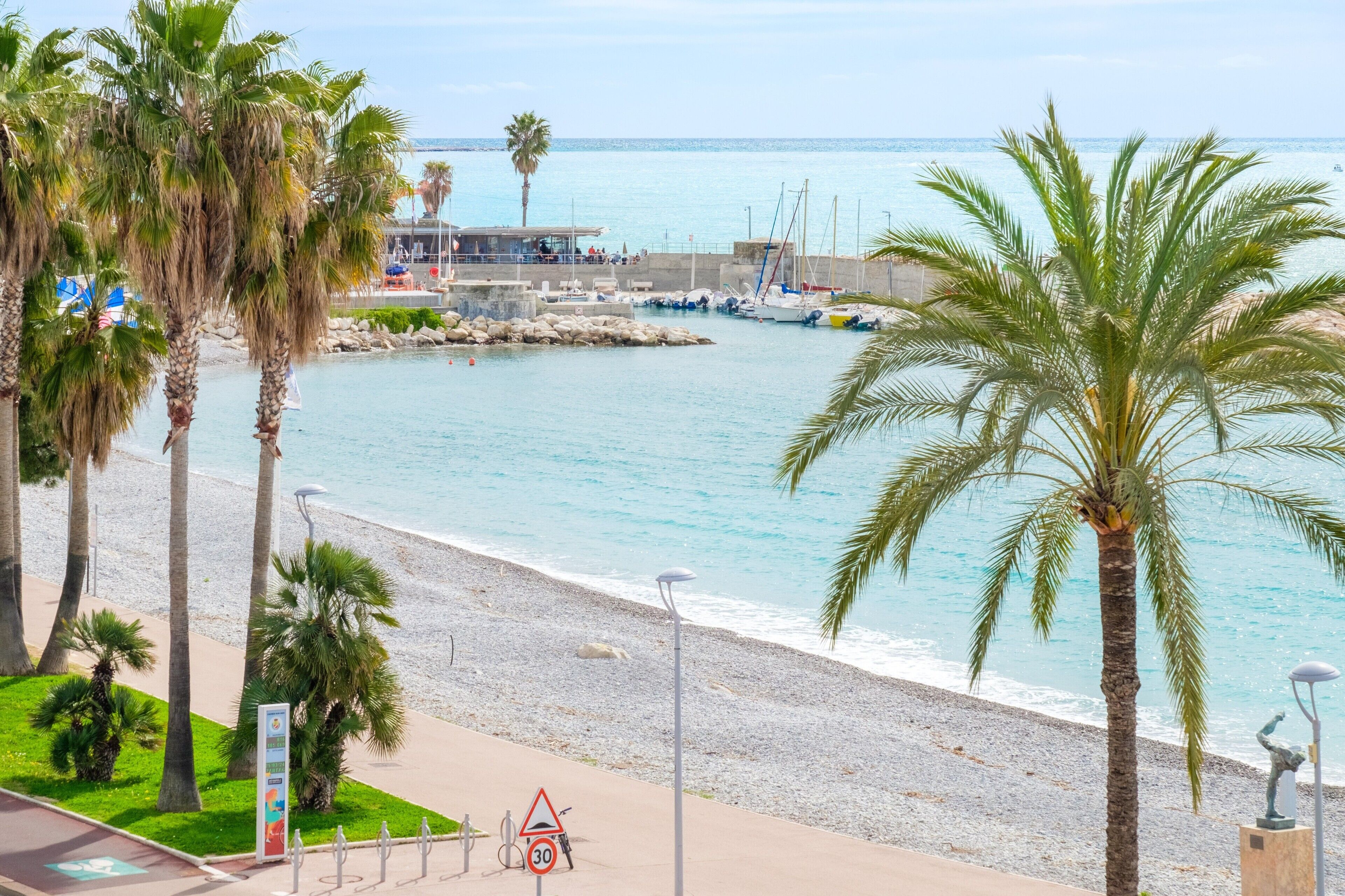 Una spiaggia nelle vicinanze