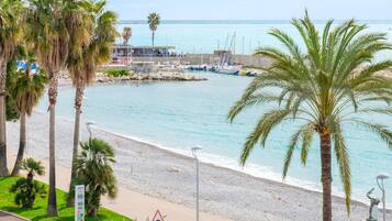 Una spiaggia nelle vicinanze