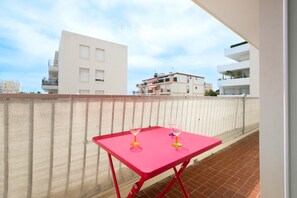 Outdoor dining - Apartment '2 Rooms Near Beaches Go011' with Balcony and Wi-Fi (Cagnes sur Mer)