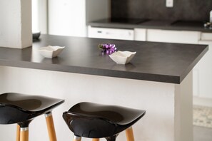 Kühlschrank, Mikrowelle, Herdplatte, Geschirrspüler