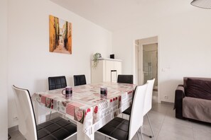 Dining - Apartment '2 Rooms Near Beaches Go011' with Balcony and Wi-Fi (Cagnes sur Mer)