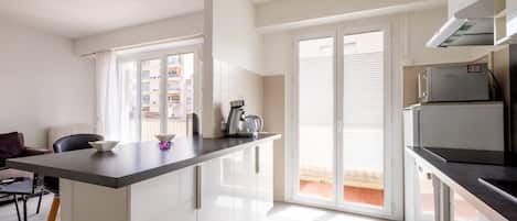 Fridge, microwave, stovetop, dishwasher