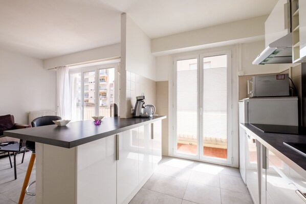 Fridge, microwave, stovetop, dishwasher