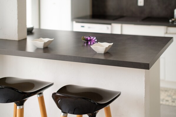 Fridge, microwave, stovetop, dishwasher - Apartment '2 Rooms Near Beaches Go011' with Balcony and Wi-Fi (Cagnes sur Mer)