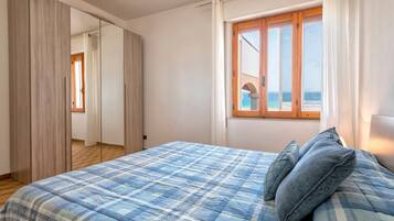 3 bedrooms, bed sheets