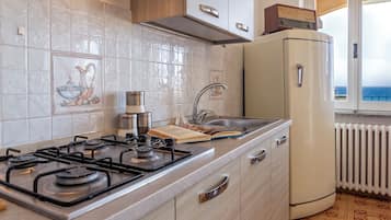 Frigorifero, forno, piano cottura, bollitore elettrico