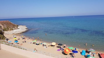 Una spiaggia nelle vicinanze
