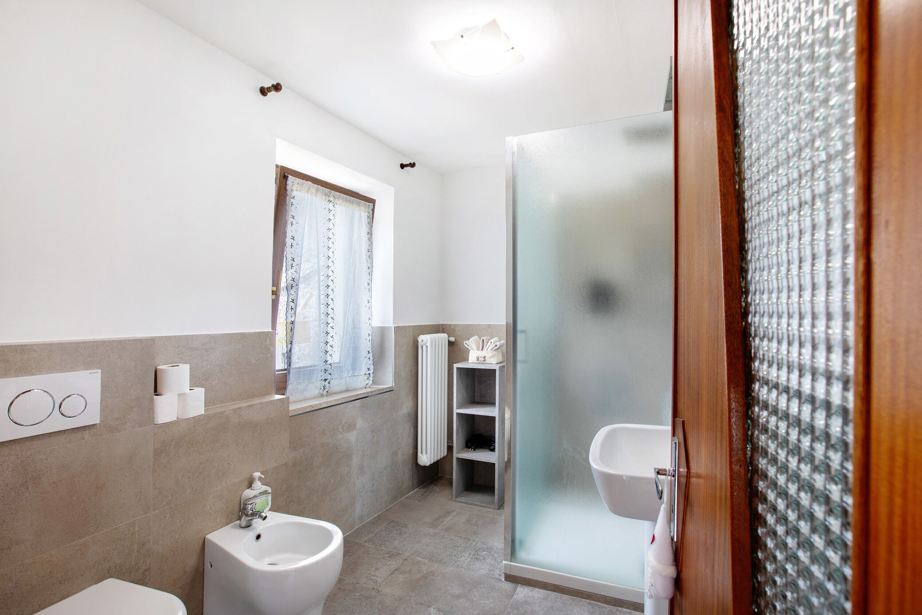 Een douche, een haardroger, handdoeken